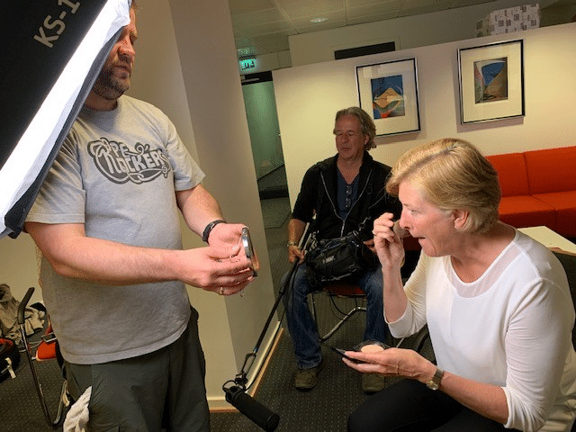 PUDRE NESEN: Kameramannen holder speilet når direktør Kari Østerud ved Senter for seniorpolitikk gjør seg klar for intervju med den tyske tv-kanalen ZDF. (Foto: Berit Solli)