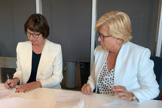 Sigrun Vågeng (NAV) og Kari Østerud (SSP) signerer ny samarbeidsavtale. Foto: Berit Solli