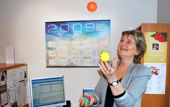 Lekende 60-åring: Journalist Gro Berntzen jonglerer like lett nå som da hun lærte kunsten som jentunge. (Foto Vi over 60)