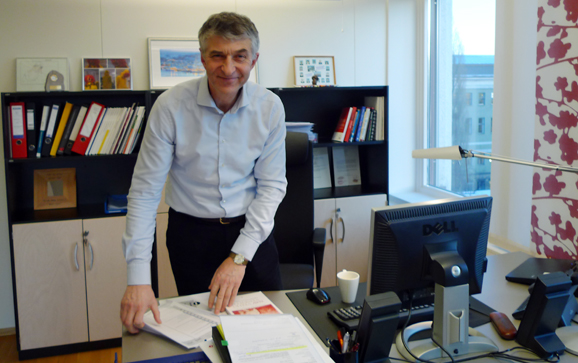 NAV-direktør Lystad lyder navnet Joakim fra resepsjonen og opp til kontoret i 7. etasje. (Foto TH)
