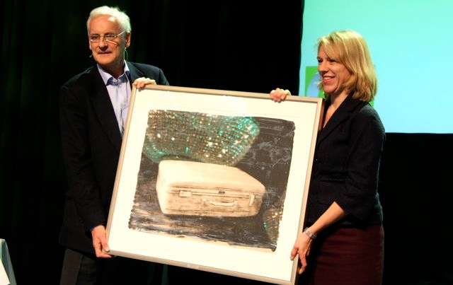 Arbeidsminister Anikken Huitfeldt overrekker prisen til  administrerende direktør Nic Nilsen i OSL. (Foto TH)