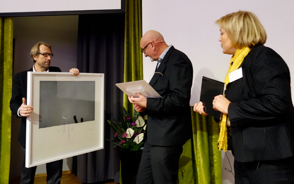 Hallstein Mørk (t.v.) og Wenche Hagen overrakte prisen. (Foto TH)