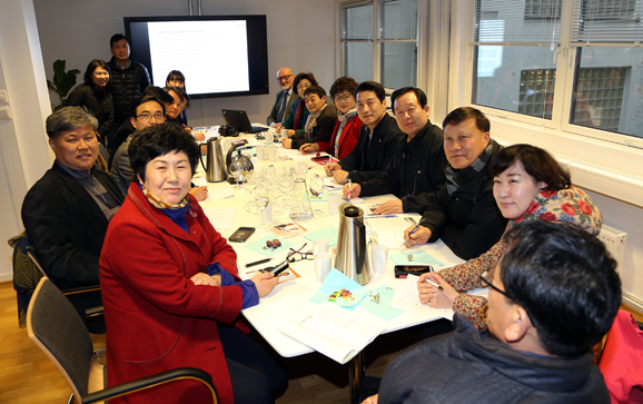 15 sørkoreanere og en tolk på besøk hos SSP. (Foto TH)