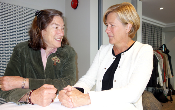 Amerikanske Elizabeth Fideler (t.v.) i samtale med SSP-direktør Kari Østerud. (Foto Ulf Petter Hellstrøm)