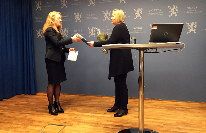Arbeids- og sosialminister Anniken Hauglie (t.v.) mottar rapporten fra utvalgets leder Marianne Berg