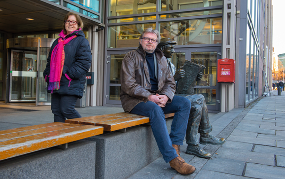 Mette Bugge og Torstein Hvattum har lang erfaring som journalister i Aftenposten. (Foto Olav Urdahl)