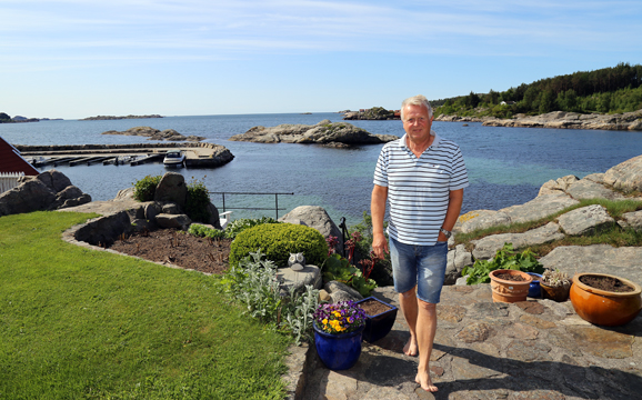 Øyvind Gulli har kort vei om han vil ta seg en fisketur. (Foto Tora Herud)