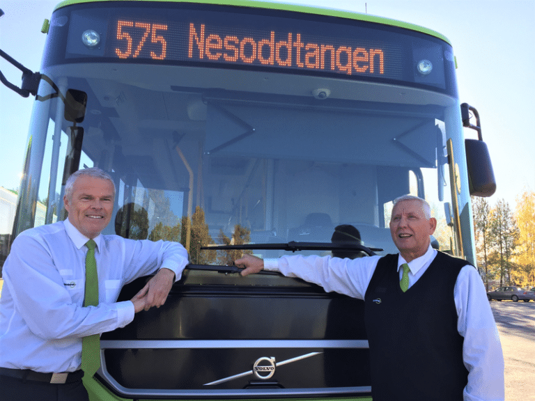 Bussførerne Svein Frode Johnsen (60), til venstre, og Hans Vilhelmshaugen (64) kjører lokaleruter på Nesodden og i Frogn. De elsker jobben fordi den gir frihet, ansvar og sosial kontakt med utallige kunder. FOTO: Ulf Peter Helstrøm