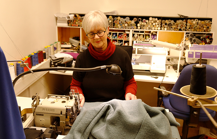 Synnøve Wulff produserer klær for sin egen butikk. (Foto Tora Herud)