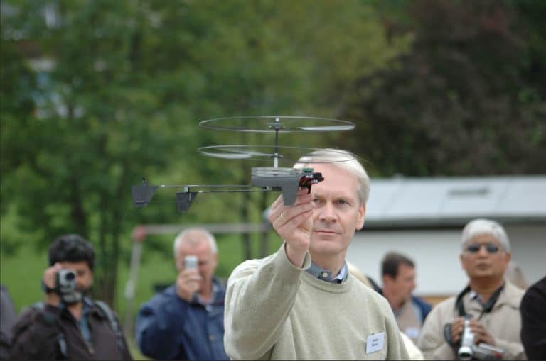 Petter Muren starter en microdrone.